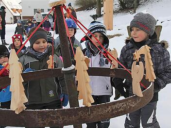 Die Kinder begutachten die Werke von Kurt Müller.  Fotos: Gerd Schaar