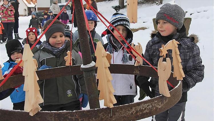 Die Kinder begutachten die Werke von Kurt Müller.  Fotos: Gerd Schaar