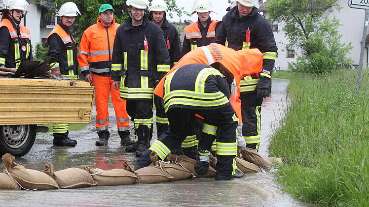 Bereits am Sonntag musste die Feuerwehr ausrücken. Hier in Schammelsdorf drohten Häuser vom aufgestauten Regenwasser überschwemmt zu werden. Foto: News5 / Herse