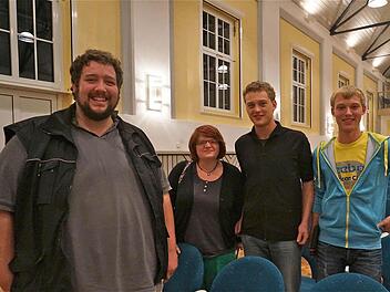 Als Zuhörer der Informationsveranstaltung zum Thema "Erweitertes Führungszeugnis für Ehrenamtliche" erfuhren (von links) Manfred Schmitt, Annika Herzog, Moritz und Jakob Martens jede Menge Neues.  Fotos: Gerd Schaar