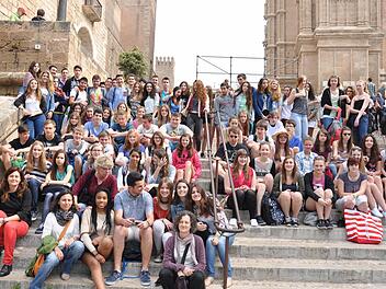 Gruppenfoto auf auf den Treppen vor der Kathedrale von Palma.  Foto: Roland Hofmanne