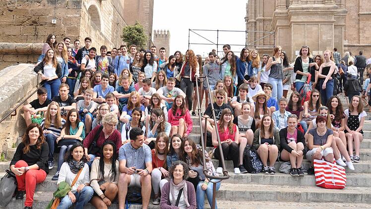 Gruppenfoto auf auf den Treppen vor der Kathedrale von Palma.  Foto: Roland Hofmanne