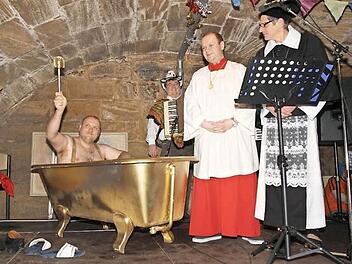 Geht es nach dem Faschingskomitee, erhält der neue Stadtpfarrer Gerhard Möckel die goldene Badewanne, in der Markus Leikeim 2014 den Bischof Franz-Peter Tebartz-van Elst verkörperte. Foto: Stefan Lutter