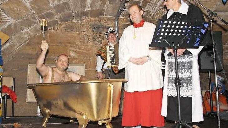 Geht es nach dem Faschingskomitee, erhält der neue Stadtpfarrer Gerhard Möckel die goldene Badewanne, in der Markus Leikeim 2014 den Bischof Franz-Peter Tebartz-van Elst verkörperte. Foto: Stefan Lutter
