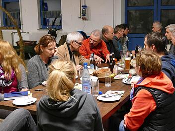 Werkstatt in der Werkstatt: In der früheren Werkstatt von Reiner Renner traf sich der engere Organisationszirkel mehrfach, um sich auf die Landeskommission vorzubereiten. Im Juli präsentiert sich Fatschenbrunn im Landeswettbewerb "Unser Dorf hat Zukunft" Fotos: Sabine Weinbeer