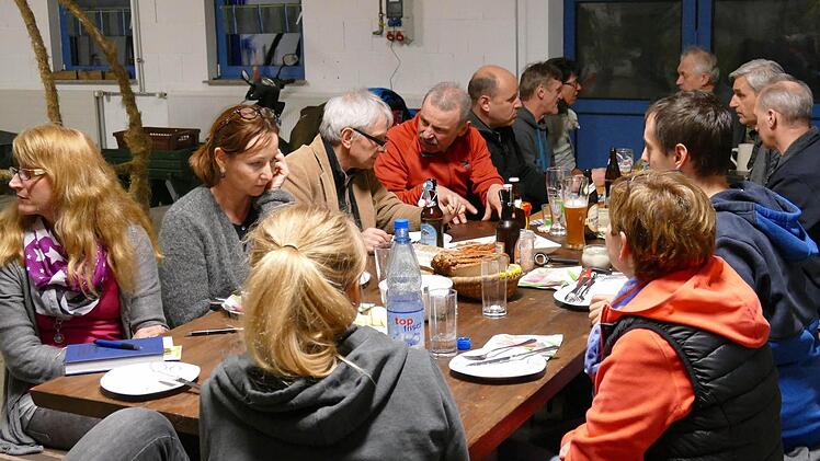 Werkstatt in der Werkstatt: In der früheren Werkstatt von Reiner Renner traf sich der engere Organisationszirkel mehrfach, um sich auf die Landeskommission vorzubereiten. Im Juli präsentiert sich Fatschenbrunn im Landeswettbewerb "Unser Dorf hat Zukunft" Fotos: Sabine Weinbeer