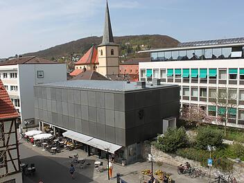 Der bisher nach außen geschlossene Sitzungssaal des Landratsamtes, wird zur Fußgängerzone hin vier Fenster erhalten. Fotos: Thomas Mäuser