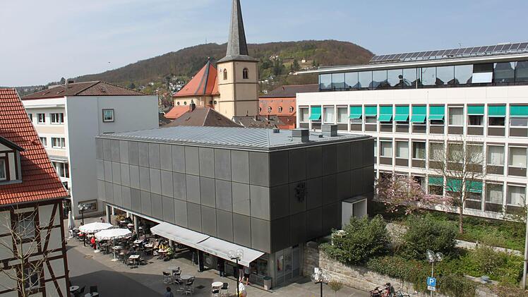 Der bisher nach außen geschlossene Sitzungssaal des Landratsamtes, wird zur Fußgängerzone hin vier Fenster erhalten. Fotos: Thomas Mäuser