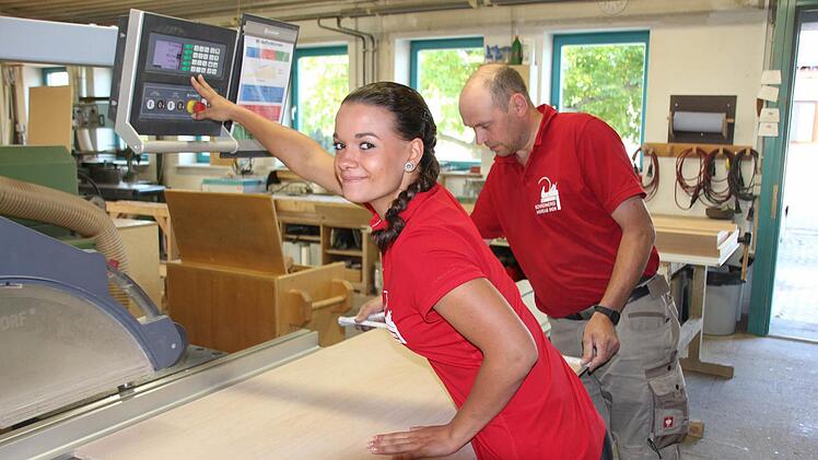 Selina Lassmann nimmt zusammen mit ihrem Ausbilder und Meister Andreas Och die Einstellung zum Sägen einer Schrankwand vor. Foto: Ralf Kestel