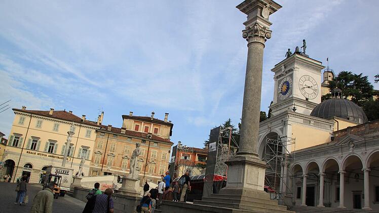 Udine - hier die Piazza della Libertà - ist ein Reiseziel mit viel venezianischem Flair. Die rund 100 000 Einwohner zählende Stadt im Friaul ist sehr sehenswert. Foto: Matthias Einwag