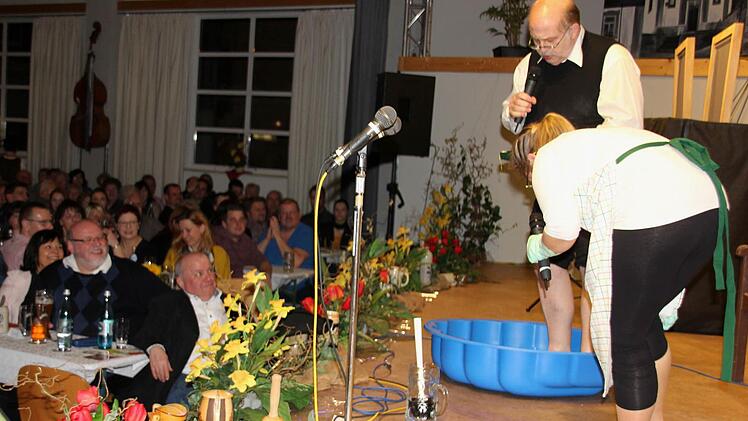 Horst Gehring als Pfarrer Wissel (rechts im Kneipp-Becken, während Pfarrer Martin Wissel (links, im Publikum) sein Double begutachten kann. Foto: Ralf Kestel