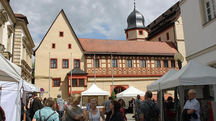 Zum Kunsthandwerkermarkt und verkaufsoffenen Sonntag waren zahlreiche Besucher gekommen. Foto: Carmen Schwind