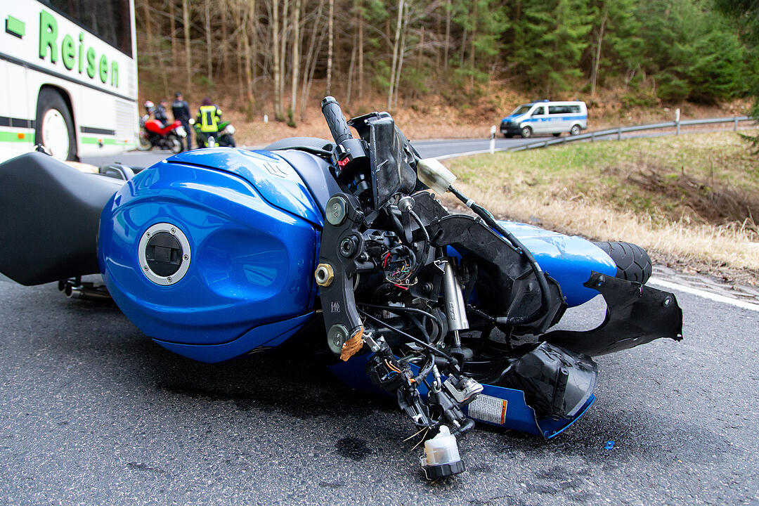Motorrad kollidiert mit Linienbus: Coburger stirbt bei Unfall in Thüringen