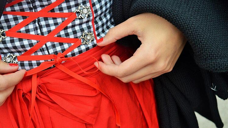 Ab dem 6. Juni 2019 wird in Erlangen wieder die fünfte Jahreszeit eingeläutet. Auf dem Henninger Keller wird das erste Fass der diesjährigen Bergkirchweih angestochen. Mit dabei: Dirndl und Lederhose. Der Trend zur Tracht scheint ungebrochen. Symbolbild: pixabay.com / cstekelenburg
