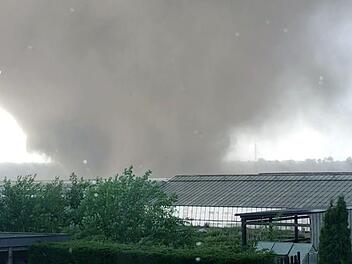 Ein Tornado zog am 16. Mai  über eine Gartenanlage im Raum Viersen am Niederrhein hinweg. Foto: Ralf Nowak/dpa