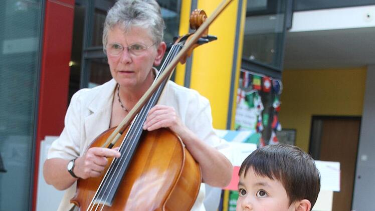 Luca Frank ist erst vier Jahre alt. Erst seit zwei Monaten hat er Unterricht, doch er beherrscht sein Mini-Cello.