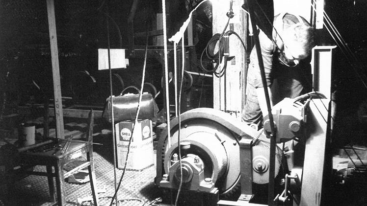 September 1963: Hoch über dem Schnürboden wird der Motor für den Rauchschieber betriebsfertig gemacht. Foto: CT-Archiv / Frick