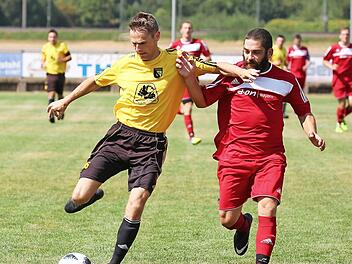 Der TSV Gundelsdorf mit Andreas Renk (gelbes Trikot) erwartet den FC Hirschfeld. Bernd Schuesser und der SV Steinwiesen treten zum Topspiel bei der SG Rothenkirchen/Pressig an.  Foto: Heinrich Weiß