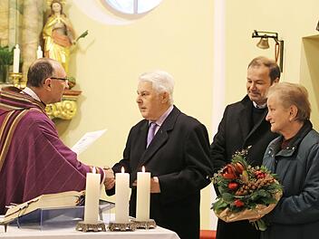 Bei der Überreichung der Dankesurkunde (v. l.): Pfarrer Zlatko Kidjemet, Georg Hetz, Thomas Jungwirth und Gertrud Hetz Foto: Franz Galster