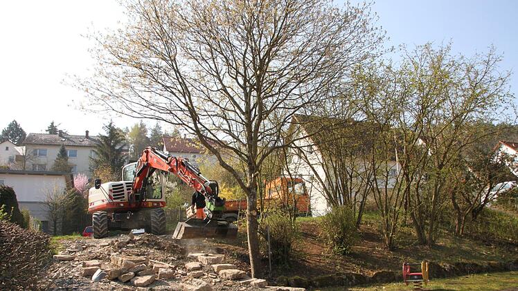 Der Treppenzugang zum Kinderspielplatz wurde abgebrochen. Vom Lindenweg ist der Spielplatz nun barrierefrei erreichbar.Heike Beudert