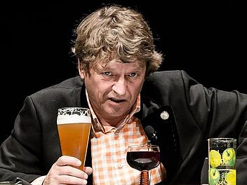 Erwin Pelzig geht in seinem aktuellen Programm den Fluchten aus der Realität hintersinnig auf den Grund. Foto: Dita Vollmond