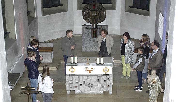 Den Kirchenraum wahrnehmen und spüren inszenierte die Kirchliche Jugendarbeit Bad Kissingen im Bürgerspital. Foto: Winfried Ehling