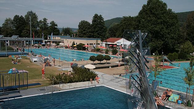 Nicht mehr als 700 Personen d&uuml;rfen sich wegen Corona gleichzeitig im Kulmbacher Freibad aufhalten.  Foto: J&uuml;rgen G&auml;rtner