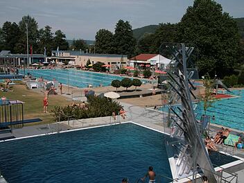 Nicht mehr als 700 Personen dürfen sich wegen Corona gleichzeitig im Kulmbacher Freibad aufhalten.  Foto: Jürgen Gärtner