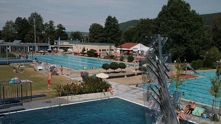 Nicht mehr als 700 Personen dürfen sich wegen Corona gleichzeitig im Kulmbacher Freibad aufhalten.  Foto: Jürgen Gärtner