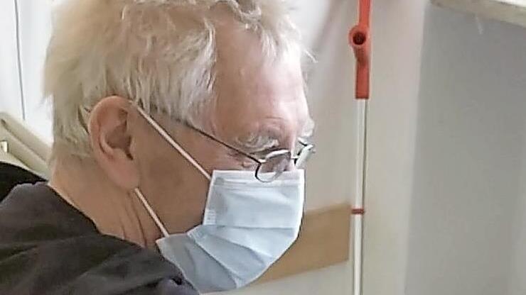 Ein Reha-Patient am Chefarzt Zentrum f&uuml;r Neurologie bei der Impfung am Donnerstag.