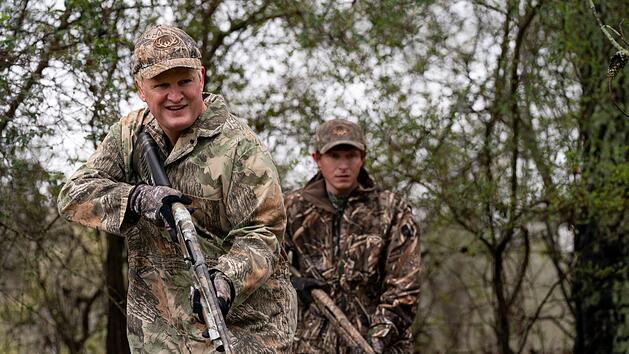 Alex (Jason Clarke, links) ballert vor der Arbeit in seiner Anwaltskanzlei gerne mal wild auf seinem Grundst&uuml;ck rum.