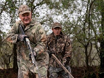 Alex (Jason Clarke, links) ballert vor der Arbeit in seiner Anwaltskanzlei gerne mal wild auf seinem Grundstück rum.