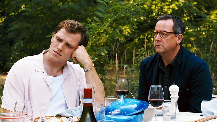 Leons Lektor Helmut (Matthias Brandt, rechts, mit Enno Trebs) ist extra an die Ostsee gekommen, um mit Leon über dessen zweites Buch zu sprechen.