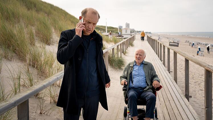 Carl Sievers (Peter Heinrich Brix) ist mit Henrik M&uuml;ller (Peter Franke) am Strand unterwegs.