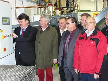 Landrat Klaus Peter Söllner nimmt die Anlage in Betrieb; weiter im Bild (nach rechts) Ludwig Freiherr von Lerchenfeld, Willibald Gareiß, Klaus Heidenreiter, Bürgermeister Siegfried Beyer, Burghardt Wunner und Norbert Lawatsch. Foto: Klaus-Peter Wulf
