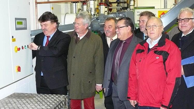 Landrat Klaus Peter Söllner nimmt die Anlage in Betrieb; weiter im Bild (nach rechts) Ludwig Freiherr von Lerchenfeld, Willibald Gareiß, Klaus Heidenreiter, Bürgermeister Siegfried Beyer, Burghardt Wunner und Norbert Lawatsch. Foto: Klaus-Peter Wulf