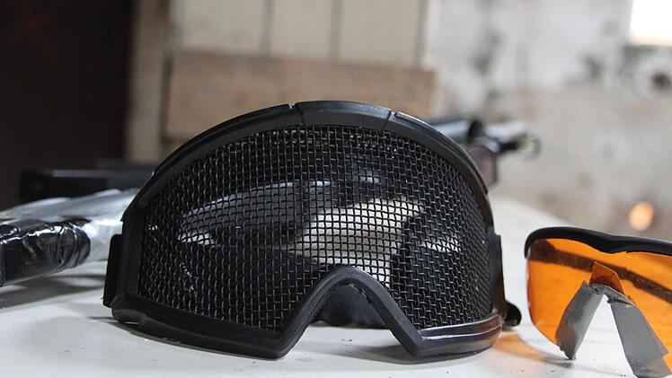 Schutzbrillen sind beim Airsoft Pflicht. Links eine Netzbrille und rechts eine Schutzbrille mit Plastikgläsern.