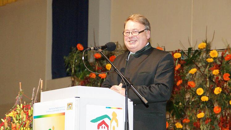 Minister Helmut Brunner zeigte sich beeindruckt von den 18 Dörfern, die in diesem Jahr im Landesentscheid "Unser Dorf hat Zukunft - Unser Dorf soll schöner werden" angetreten waren und überreichte ihnen in Rieden in der Oberpfalz ihre Preise.