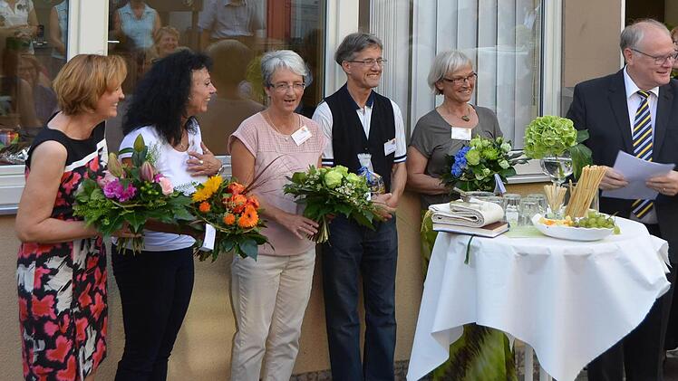 Strahlende Gesichter bei der Einweihung des neuen Hospizbüros.