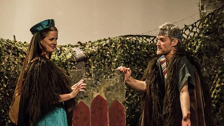 Drama um Mord und Intrigen: Szene aus der Aufführung von William Shakespeares Drama "Macbeth" durch die American Drama Group Europe im Kongresshaus.Foto: Jochen Berger