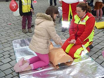 Die Besucher konnten "Wiederbelebungsversuche" mit Gummimodellen üben.  Fotos: Elisabeth Görner