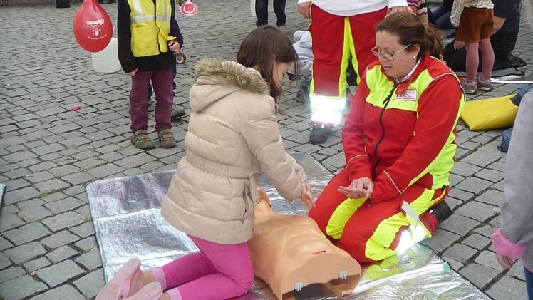 Die Besucher konnten "Wiederbelebungsversuche" mit Gummimodellen üben.  Fotos: Elisabeth Görner