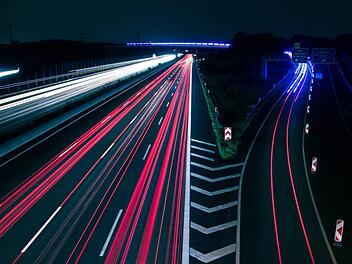 Raser auf der Autobahn? Würde ein Tempolimit die Zahl der Unfälle senken? Der Faktencheck. Symbolbild: pixabay/Tobias-Steinert