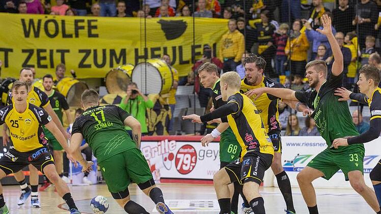 "Zeit zum Heulen" war für die Rimparer Spieler in der Schlussphase. Die ist für Jakob Knauer (Nummer 25) dagegen vorbei, denn nach seiner Schulteroperation feierte er in der Crunchtime sein Comeback.