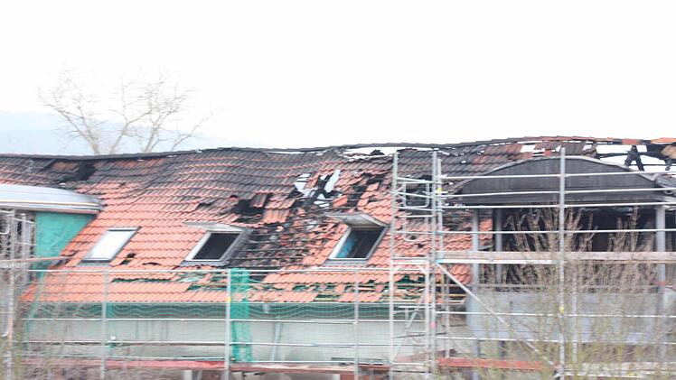 Der Dachstuhl des 84 Meter langen Blocks wurde vollständig zerstört.