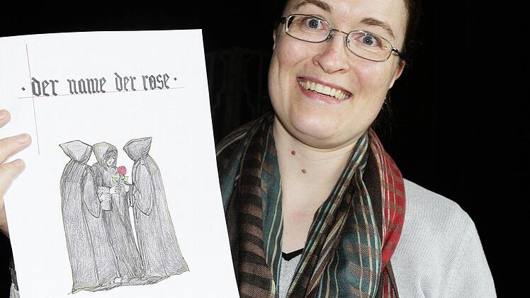 Ruth Krottenthaler mit einem der Entwürfe zu "Der Name der Rose". Foto: Jochen Nützel
