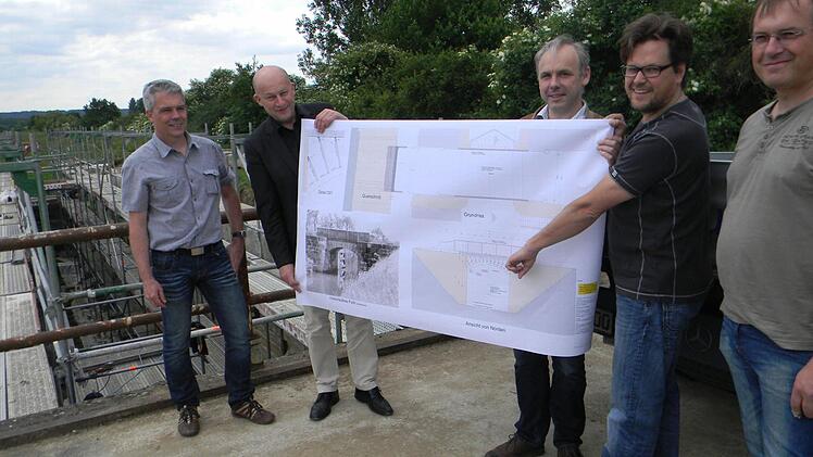 Sie sind an der Sanierung beteiligt: (v. l.) Ulrich Gaugler (Firma Stahl), Bürgermeister Claus Schwarzmann, Schleusenverein-Vorsitzender Stefan Pfister, Architekt Jürgen Schönfelder und Statiker Johann Müller.