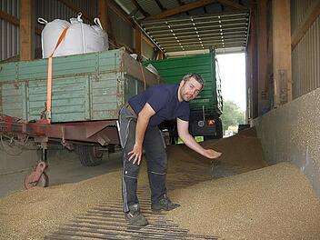 Das Lager ist voll: Der Thanner Landwirt Dirk Eichhorn ist mit den Ernteerträgen 2014 ganz zufrieden. Foto: Berthold Köhler