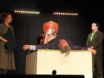 Das Fränkische Theater Schloss Massbach brachte mit nur fünf Schauspielern den "Besuch der alten Dame" auf die Bühne.  Foto: Gerda Völk