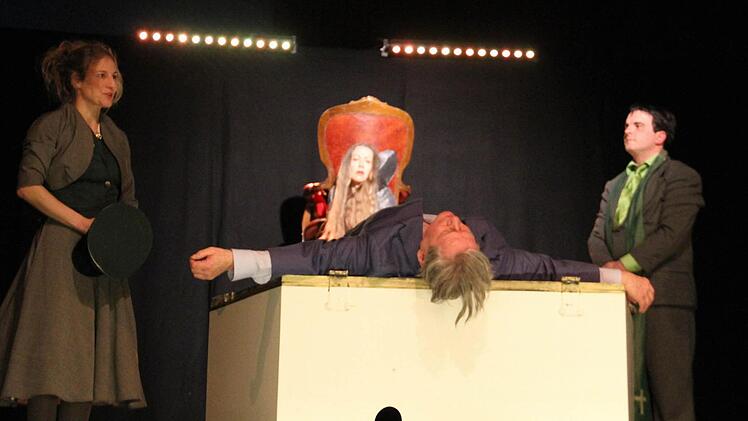 Das Fränkische Theater Schloss Massbach brachte mit nur fünf Schauspielern den "Besuch der alten Dame" auf die Bühne.  Foto: Gerda Völk